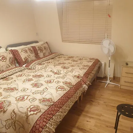 London Luxury 3 Bedroom 2 Bathrooms Flat 1 Min To Redbridge Station Free Parking & Wifi